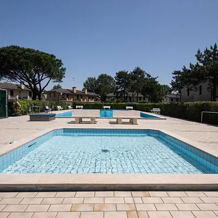 Spacious With Private Garden And Shared Pool Villa