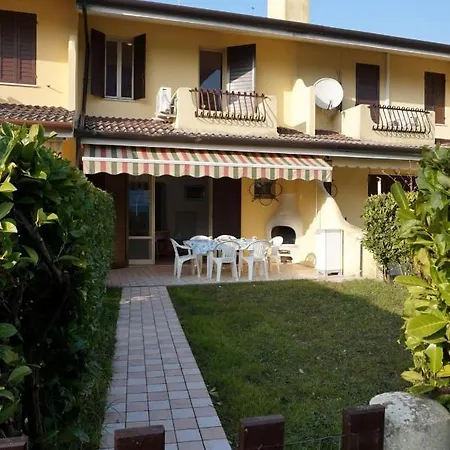 Spacious With Private Garden And Shared Pool *