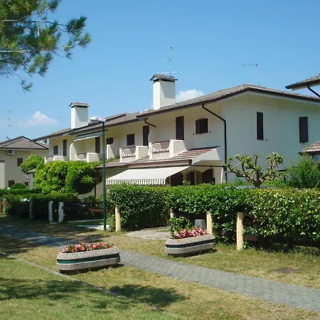 Spacious With Private Garden And Shared Pool *